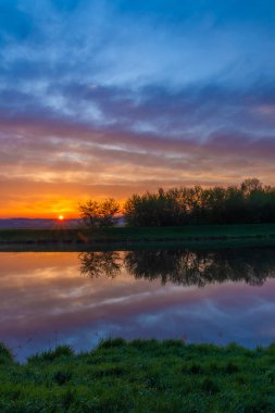 Morava nehri, Moravya 'nın orta kesimindeki Kvasice köyü yakınlarında renkli gündoğumu ile