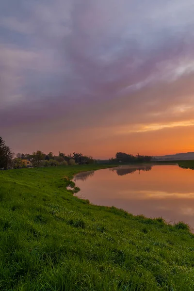 Река Морава Цветным Восходом Солнца Возле Деревни Квашице Центральной Моравии — стоковое фото