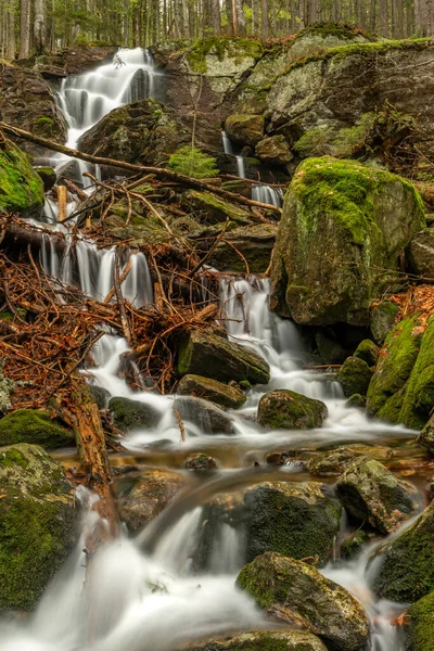 Geigenbachfalle şelalesi Almanya 'da Groser Arber Tepesi yakınlarında bahar sabahı