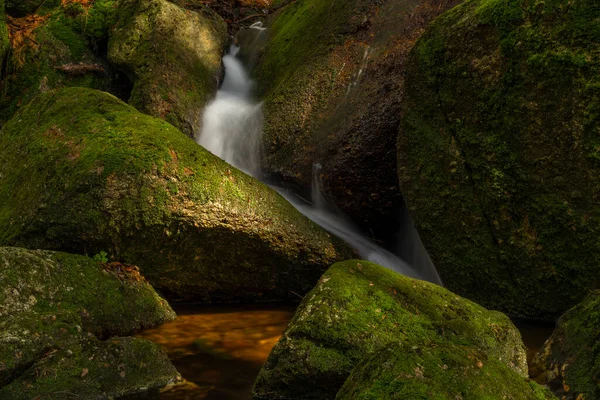 Cerveny Arroyo Con Cascada Cerveny Las Montañas Jizerske Primavera Color —  Fotos de Stock