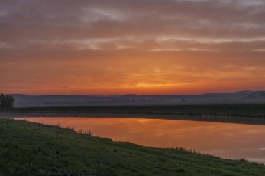 Morava nehri, Moravya 'nın orta kesimindeki Kvasice köyü yakınlarında renkli gündoğumu ile