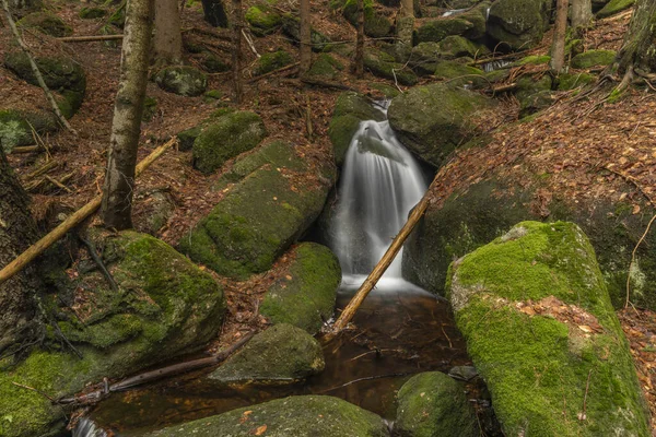 Cerveny Arroyo Con Cascada Cerveny Las Montañas Jizerske Primavera Color — Foto de Stock