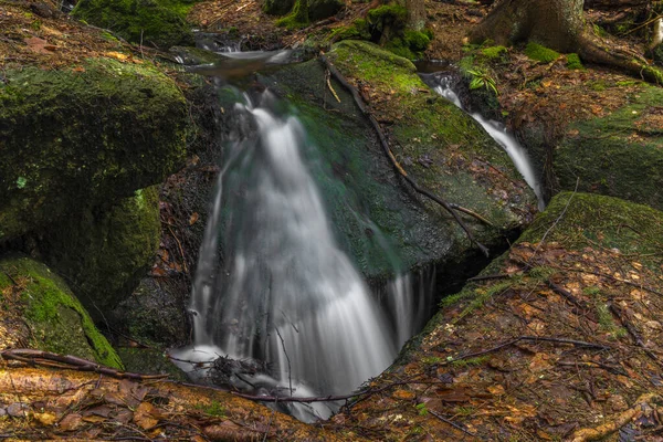 Creek Cerveny Con Cascata Cerveny Nelle Montagne Jizerske Primavera Mattina — Foto Stock