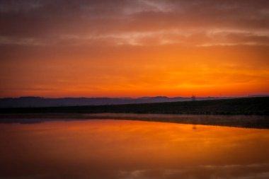 Morava nehri, Moravya 'nın orta kesimindeki Kvasice köyü yakınlarında renkli gündoğumu ile