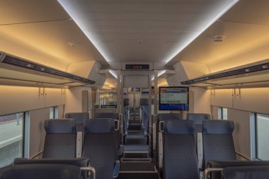 Mavi rahat koltuklu yolcu treninin içi