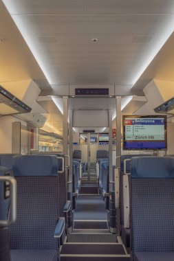 Mavi rahat koltuklu yolcu treninin içi