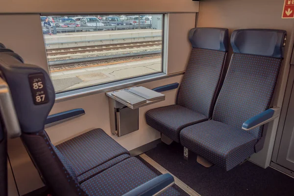 青い快適な座席と旅客スイス列車のインテリア — ストック写真