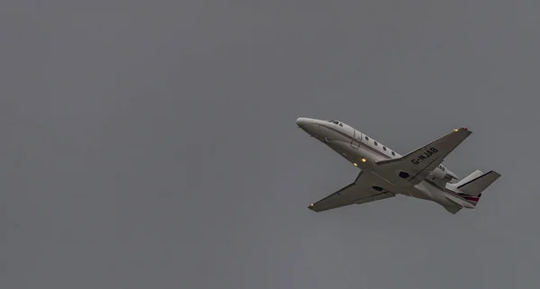 Repülőgépek Felszállása Zuich Repülőtéren 2022 Tavaszán Felhős Este — Stock Fotó