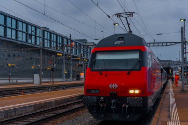 Zürih 'ten Berlin' e giden hızlı tren Zürih ana istasyonu 2022 04 Gün batımından sonra 03