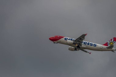 2022 baharında Zuich Havaalanı 'ndan kalkan uçaklar bulutlu bir akşamda 04: 03