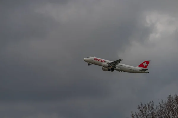 Takeoff Airplanes Zuich Airport Spring 2022 Cloudy Evening — Stock Photo, Image