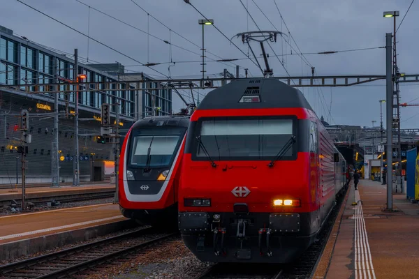Zürih 'ten Berlin' e giden hızlı tren Zürih ana istasyonu 2022 04 Gün batımından sonra 03