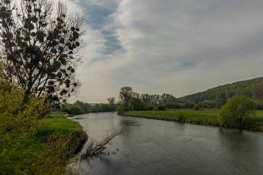Bahar sabahında Otrokovice kasabası yakınlarındaki Morava nehri.
