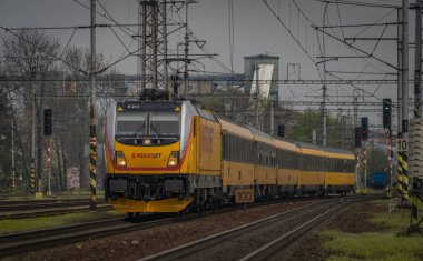 Ostrava kenti yakınlarındaki trenler ilkbaharda taze renk bulutlu bir günde