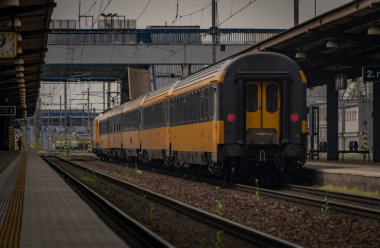 Ostrava kenti yakınlarındaki trenler ilkbaharda taze renk bulutlu bir günde