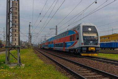 Ostrava kenti yakınlarındaki trenler ilkbaharda taze renk bulutlu bir günde