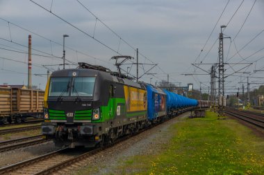 Ostrava kenti yakınlarındaki trenler ilkbaharda taze renk bulutlu bir günde