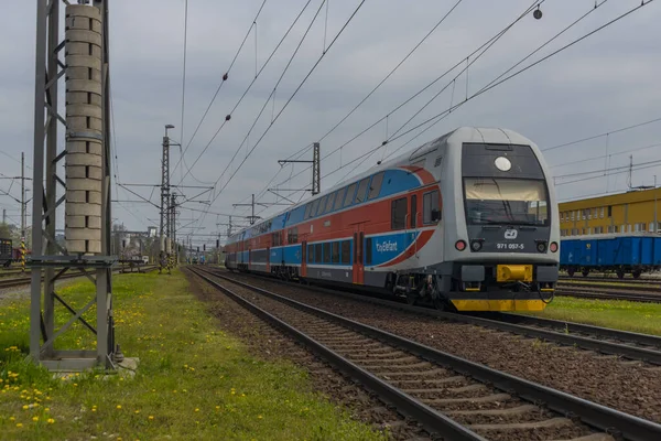 Ostrava kenti yakınlarındaki trenler ilkbaharda taze renk bulutlu bir günde
