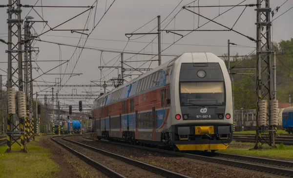 Ostrava kenti yakınlarındaki trenler ilkbaharda taze renk bulutlu bir günde