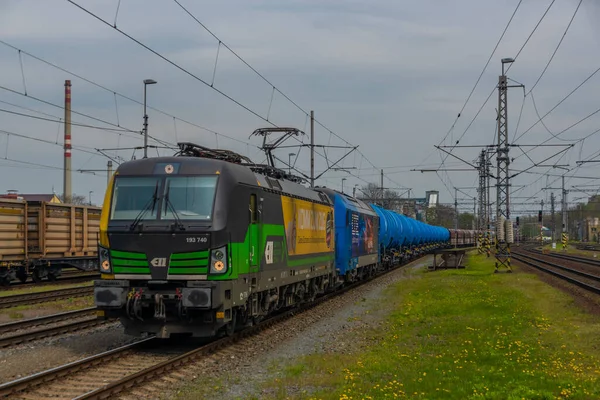 Ostrava kenti yakınlarındaki trenler ilkbaharda taze renk bulutlu bir günde
