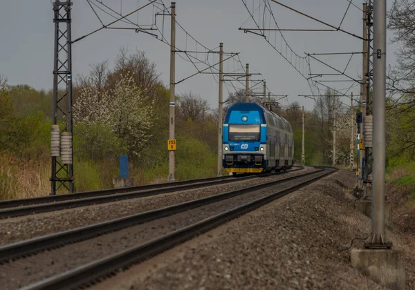 春のオストラヴァ市近くの列車新鮮な色曇りの日 — ストック写真