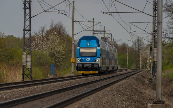 春のオストラヴァ市近くの列車新鮮な色曇りの日 — ストック写真