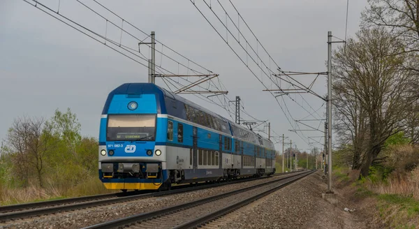 Ostrava kenti yakınlarındaki trenler ilkbaharda taze renk bulutlu bir günde