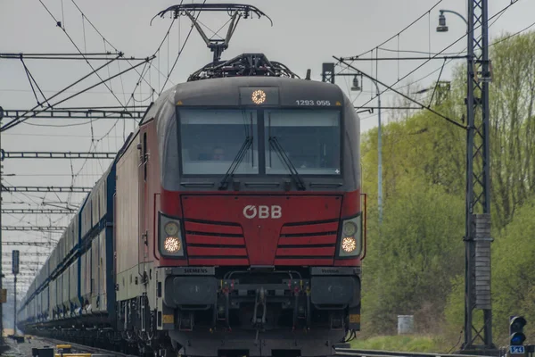 Ostrava kenti yakınlarındaki trenler ilkbaharda taze renk bulutlu bir günde