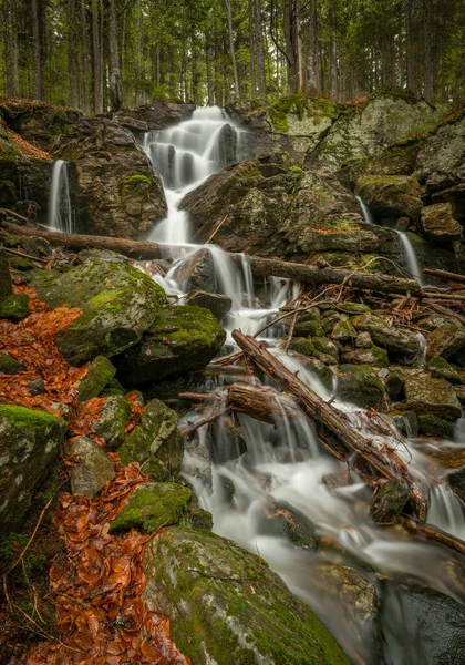 Geigenbachfalle şelalesi Almanya 'da Groser Arber Tepesi yakınlarında bahar sabahı