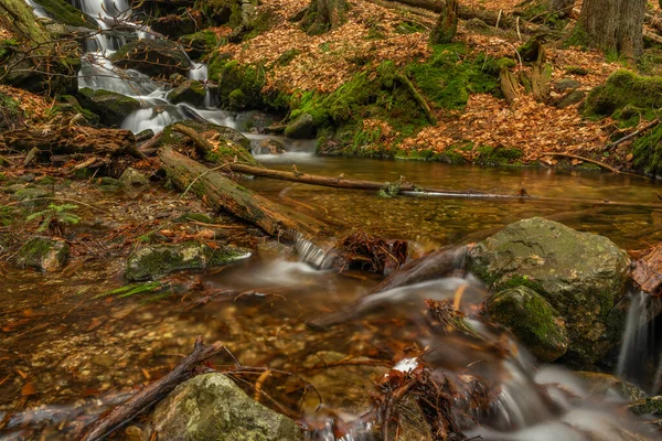 Geigenbachfalle şelalesi Almanya 'da Groser Arber Tepesi yakınlarında bahar sabahı