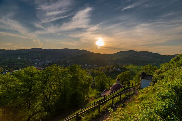 Solnedgång Nära Gamla Röda Byggnader Banska Stiavnica Stad Våren Fräsch — Stockfoto