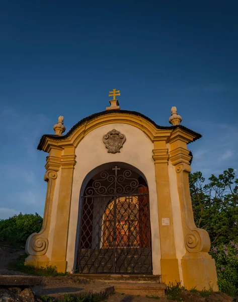 Puesta Sol Cerca Viejos Edificios Rojos Ciudad Banska Stiavnica Primavera — Foto de Stock