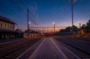 Prag 'daki Hostivar istasyonunda günbatımı rengi taze akşam
