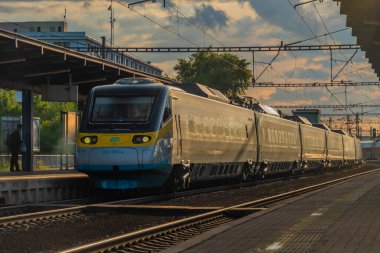 Baharda Praha Liben İstasyonu 'nda hızlı tren var. Güneşli bir akşam.