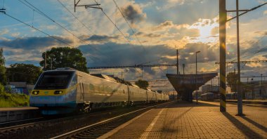 Baharda Praha Liben İstasyonu 'nda hızlı tren var. Güneşli bir akşam.