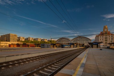 Prag 'ın başkentindeki ana istasyon ilkbaharda güneşli bir akşam