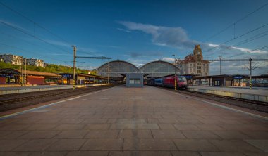 Prag 'ın başkentindeki ana istasyon ilkbaharda güneşli bir akşam