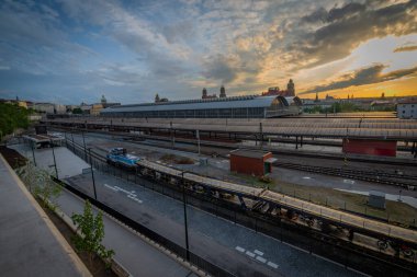 Baharın güneşli akşamlarında Prag 'dan Kosice istasyonlarına giden arabalar için kargo vagonları.