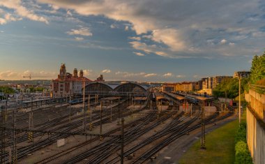 Prag 'ın başkentindeki ana istasyon ilkbaharda güneşli bir akşam