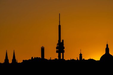 Baharda güneş doğmadan önce Prag 'ın panoramik siyah turuncu silueti.