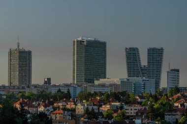 Başkent Prag 'ın üstündeki gökdelen ilkbaharda mavi gökyüzünde taze bir sabah