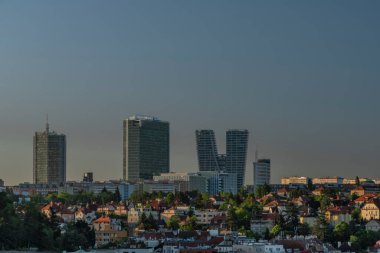Başkent Prag 'ın üstündeki gökdelen ilkbaharda mavi gökyüzünde taze bir sabah