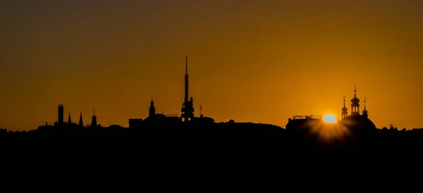 Silueta Naranja Negra Panorámica Capital Praga Antes Del Amanecer Primavera —  Fotos de Stock