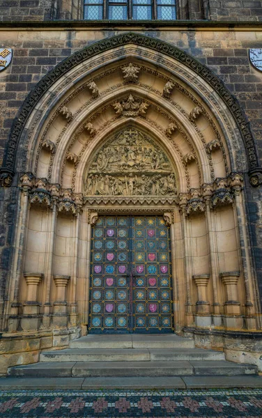 Türen Der Kirche Prag Mit Sonnenaufgang Und Schönen Farben — Stockfoto