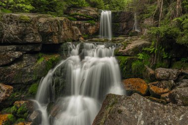 Jedlova deresinin şelalesi Jizerske dağlarında bahar bulutlu sabahında