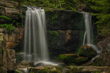 Jedlova deresinin şelalesi Jizerske dağlarında bahar bulutlu sabahında