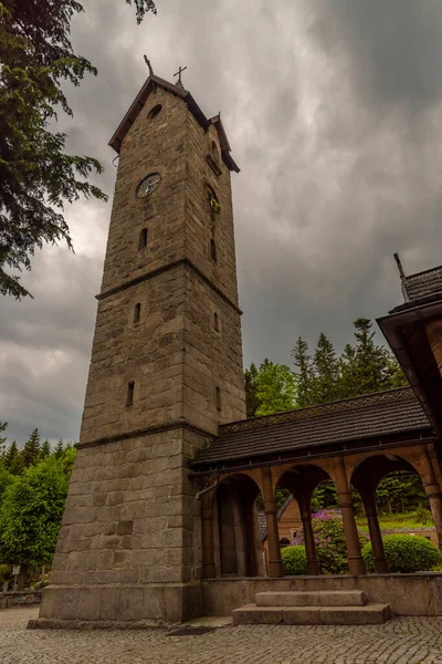 Wang Drewniany Kościół Kamienną Wieżą Pochmurny Wiosenny Dzień Karpaczu Górskim — Zdjęcie stockowe