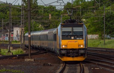 Prag Liben İstasyonu. Baharın güneşli ve güneşli gecelerinde hızlı bir elektrikli tren.