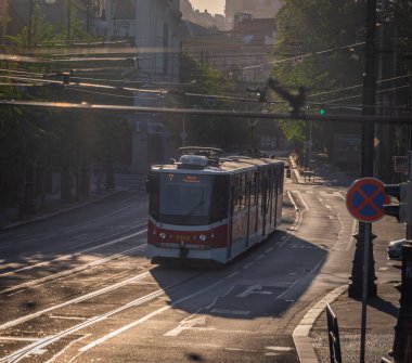 Prag 'ın merkezindeki modern tramvay 05: 27 bahar sabahı