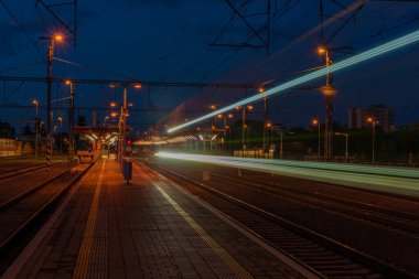 Prag 'daki Hostivar istasyonunda günbatımı rengi taze akşam